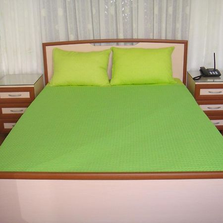 Nino Apartment On Pirosmani 巴统 外观 照片