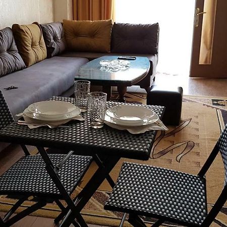 Nino Apartment On Pirosmani 巴统 外观 照片