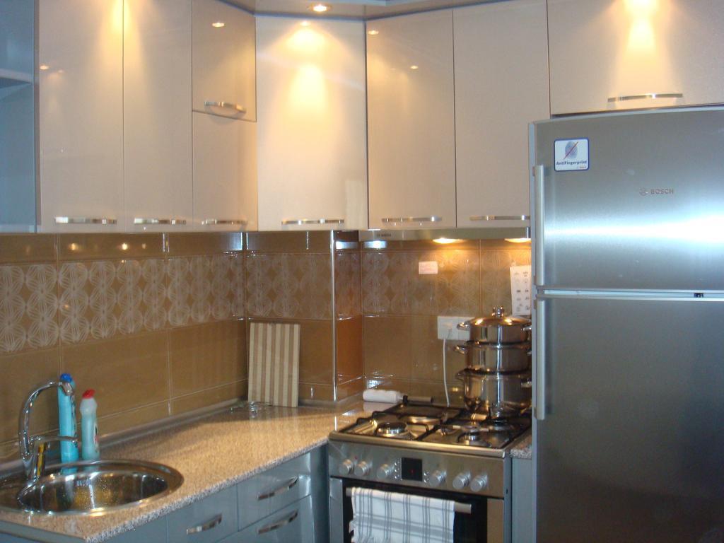 Nino Apartment On Pirosmani 巴统 客房 照片