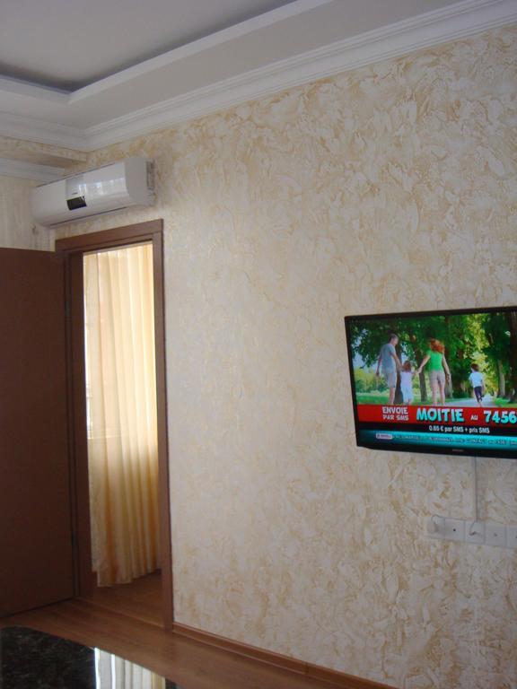 Nino Apartment On Pirosmani 巴统 客房 照片