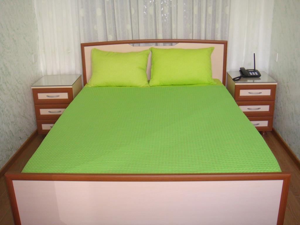 Nino Apartment On Pirosmani 巴统 外观 照片