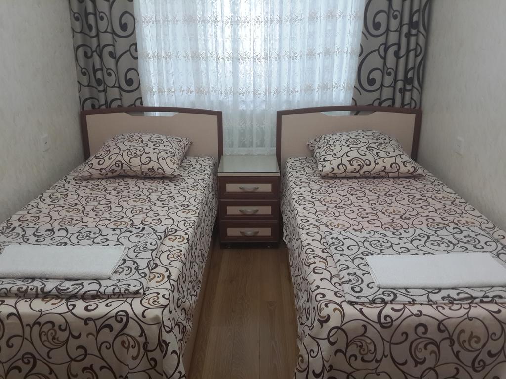 Nino Apartment On Pirosmani 巴统 外观 照片