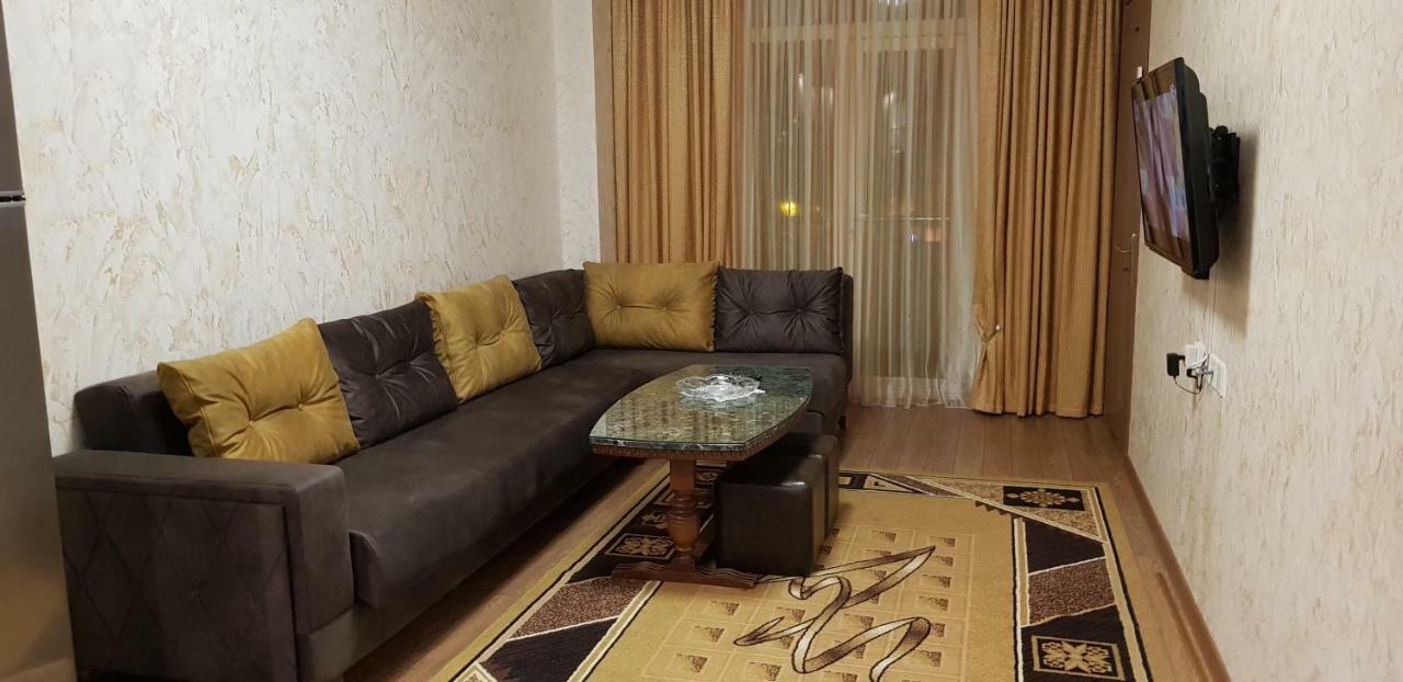 Nino Apartment On Pirosmani 巴统 外观 照片